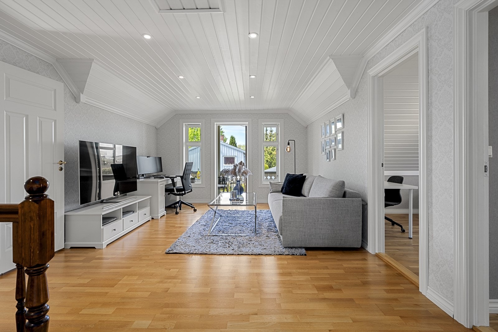 Stuen i 2. etasje er lys og luftig Galleribilde