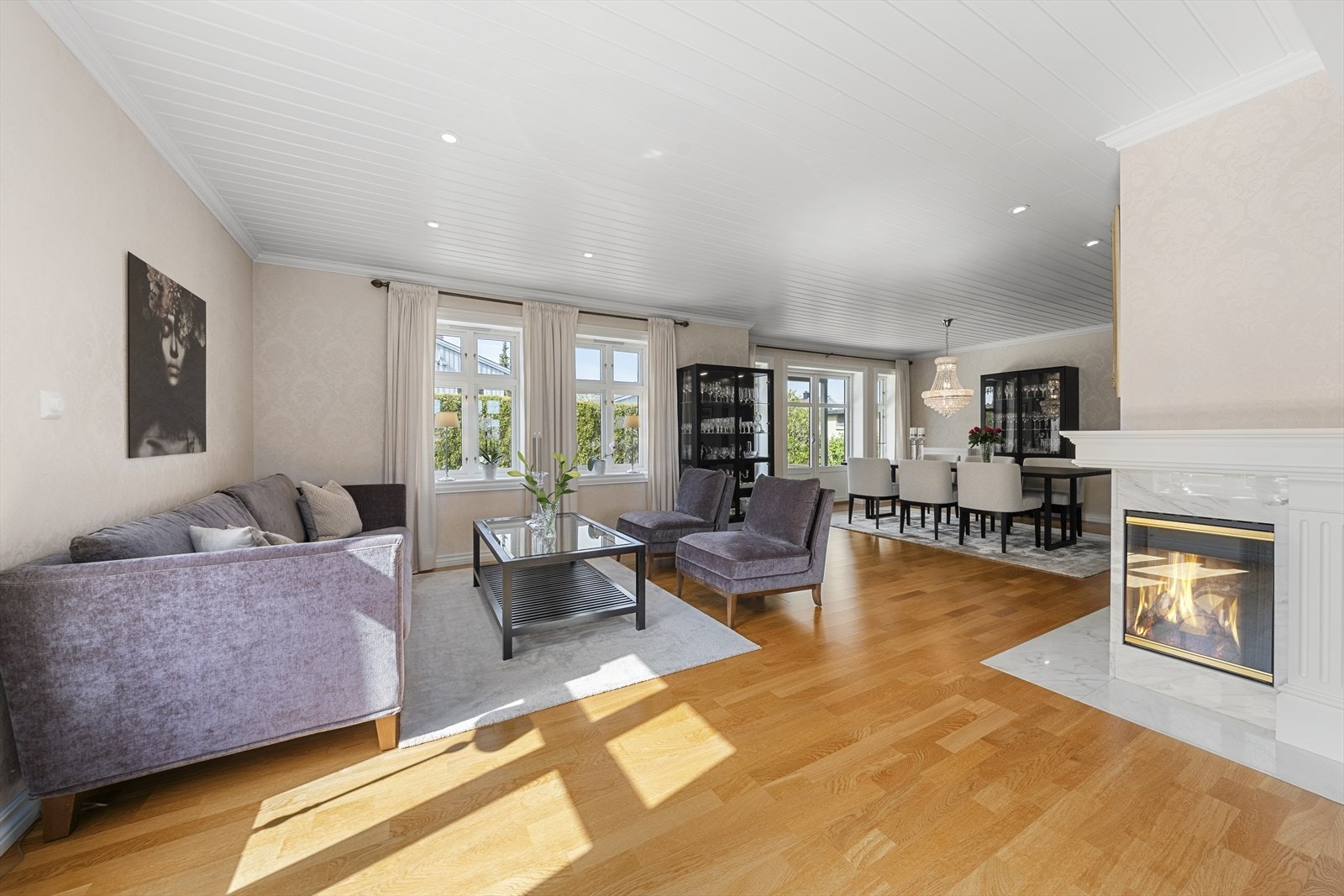 Boligen fremstår særdeles gjennomført med flotte detaljer og stilfulle innredninger Galleribilde