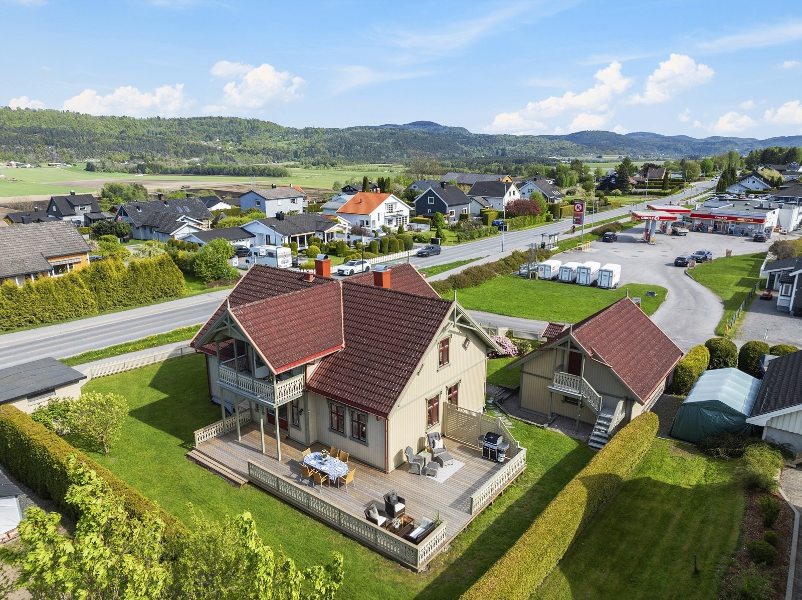 Det er meget gode oppbevaringsmuligheter i boligens underetasje Galleribilde