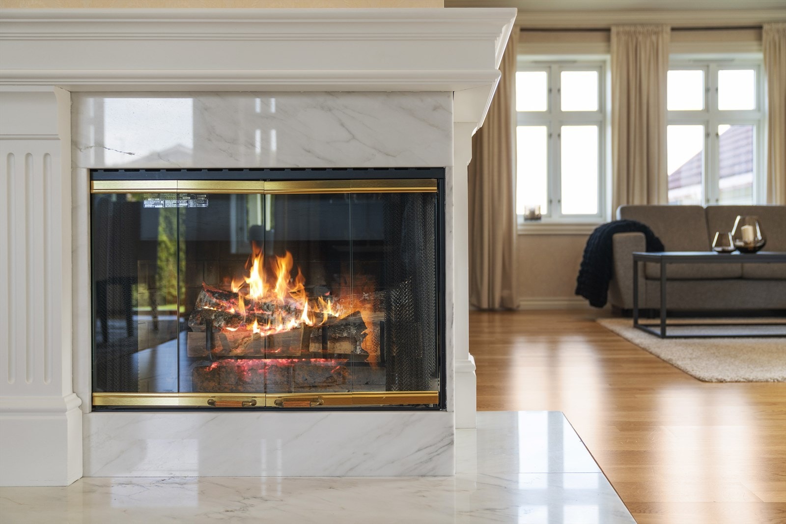 Den nydelige, engelske peisen er midtpunktet i denne stuen Galleribilde