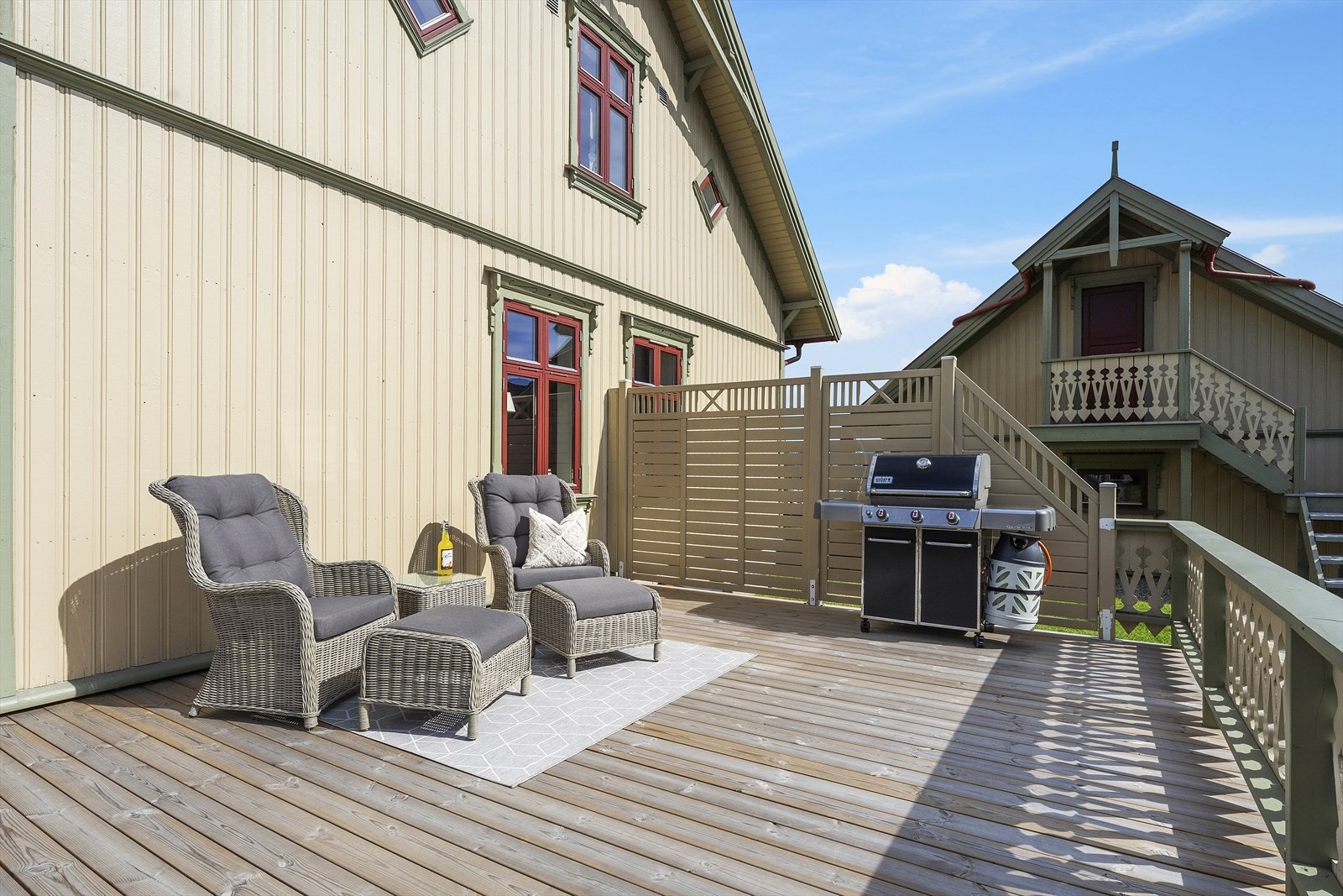 Det er god plass til flere sittegrupper og soner på denne terrassen Galleribilde