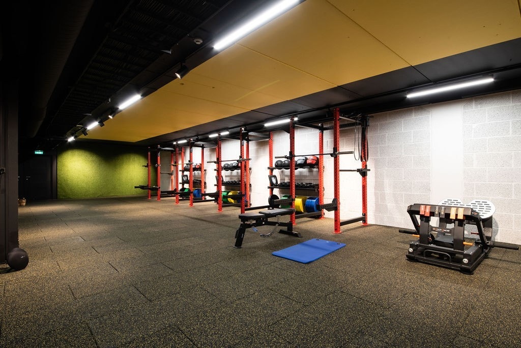 På Fomo får du gratis tilgang til vårt store treningssenter, med treningstimer og yoga inkludert i leien. Galleribilde