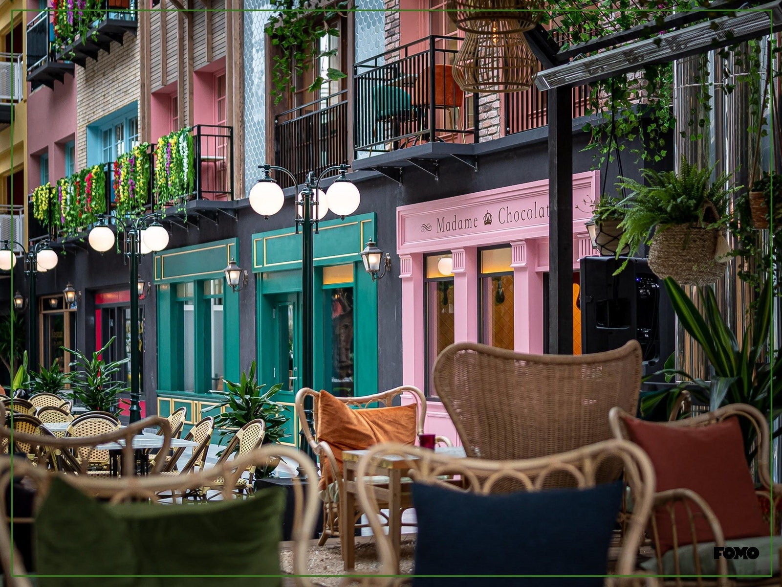 Sentralt på Fomo finner du en inspirerende gate med restaurant, café og barception – alt tilrettelagt for en god opplevelse for både leietakere og besøkende Galleribilde