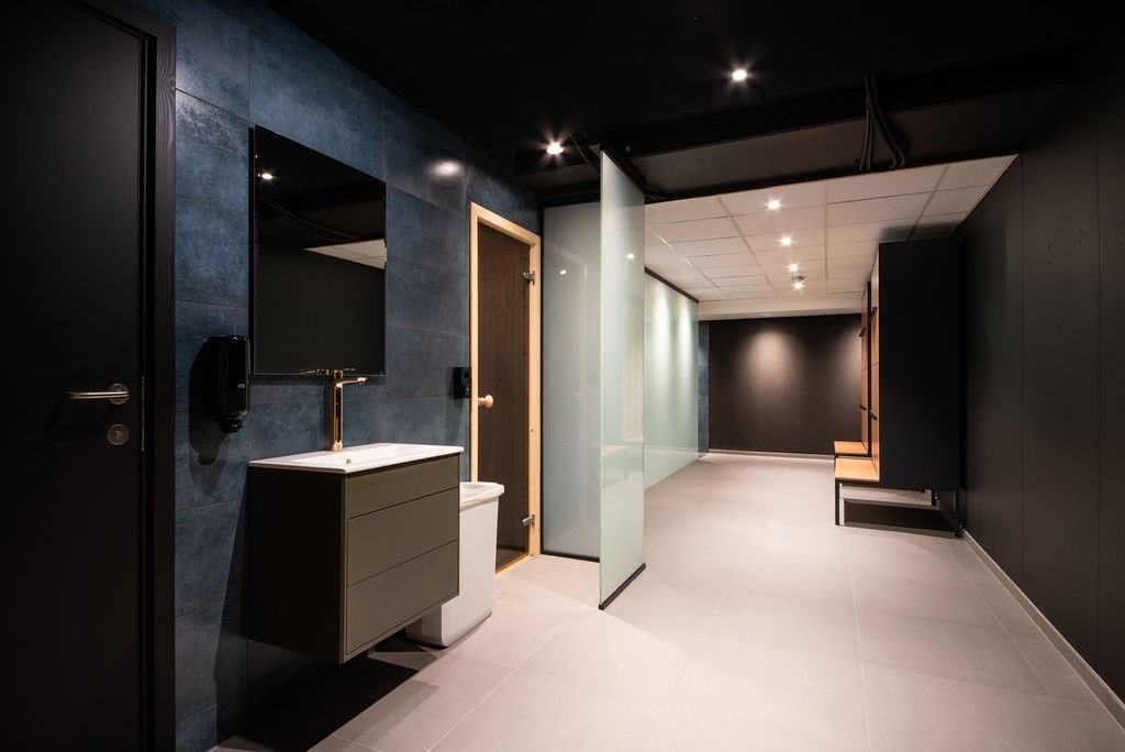 Fine garderober med dusj og badstue Galleribilde