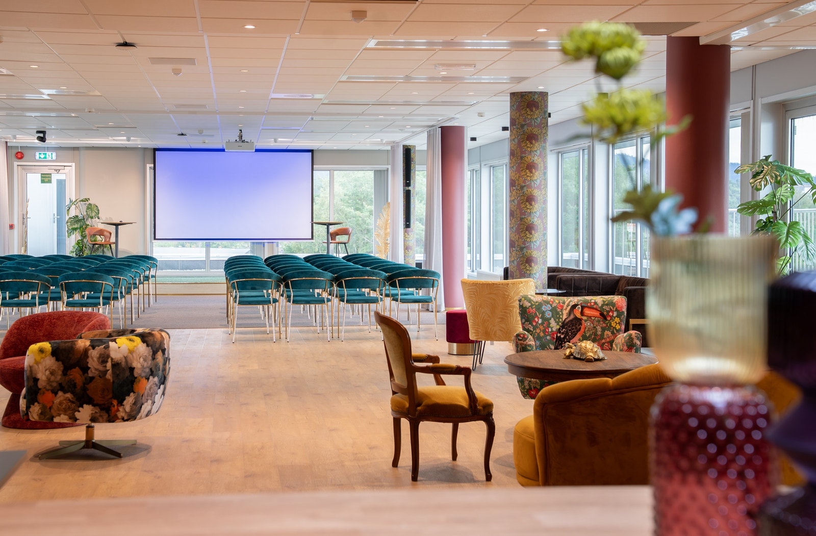 Vi har områder der du kan samle opptil 200 personer til kundearrangementer og foredrag Galleribilde