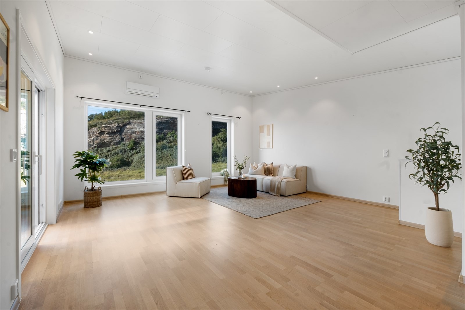 Downlights i himlingen gir jevn og
behagelig belysning, og en luft-luft varmepumpe er plassert sentralt i rommet. Galleribilde