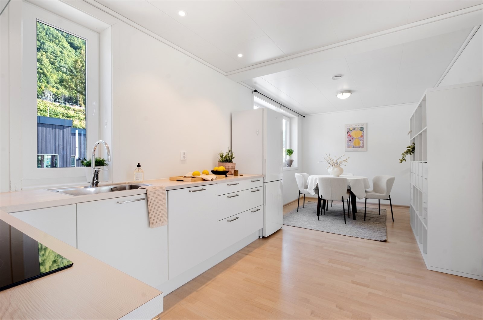 Like ved kjøkkenet finner du en koselig spisestue. Galleribilde