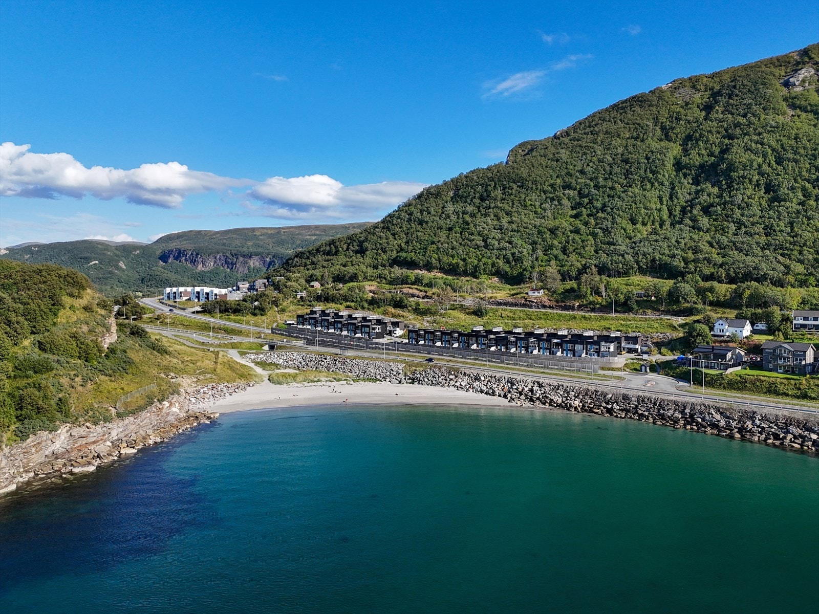 Her bor du med nærhet til natur, dagligvarebutikk og busstopp. Rett nedenfor boligen befinner det seg en flott badestrand hvor du kan nyte strandlivet på fine dager. Galleribilde