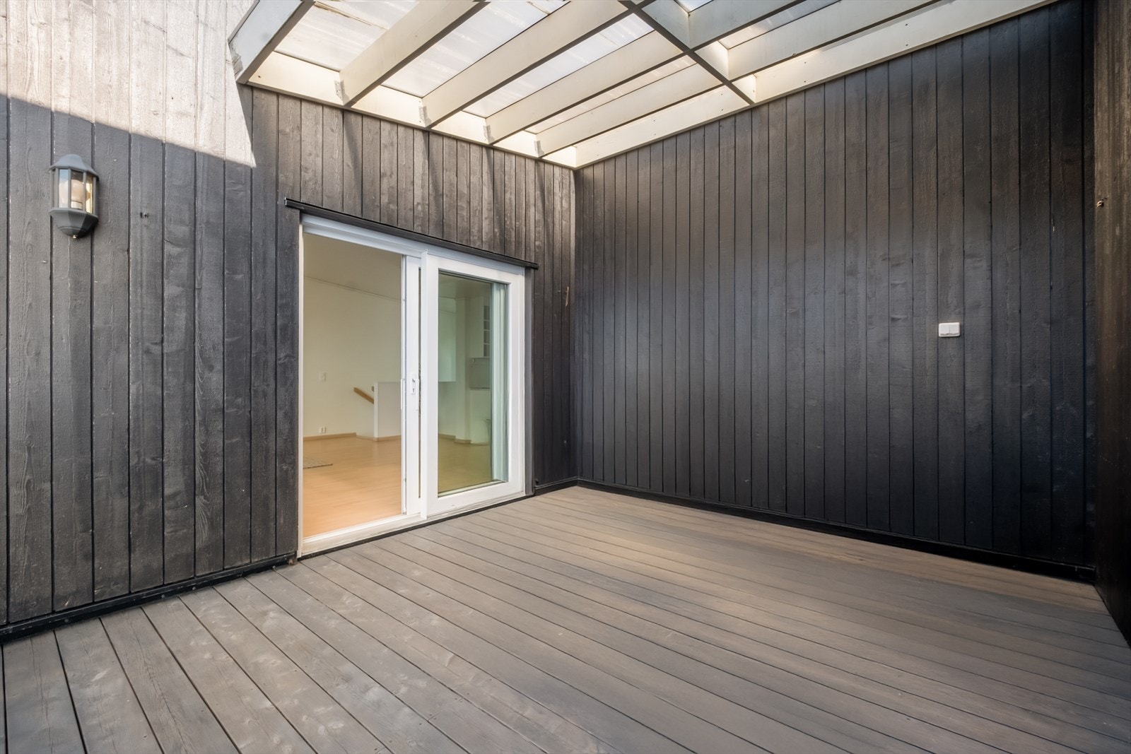 Stuen har direkte utgang til skjermet og lun altan med nydelig utsikt. Galleribilde