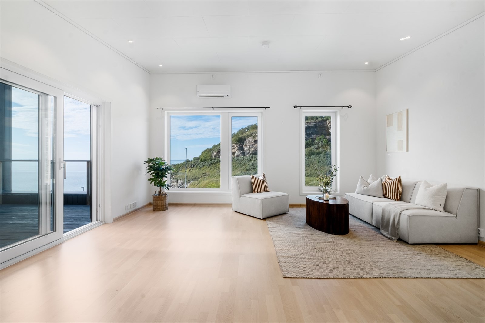 Stuen har godt med vinduoverflater som slipper rikelig med lys inn. Galleribilde