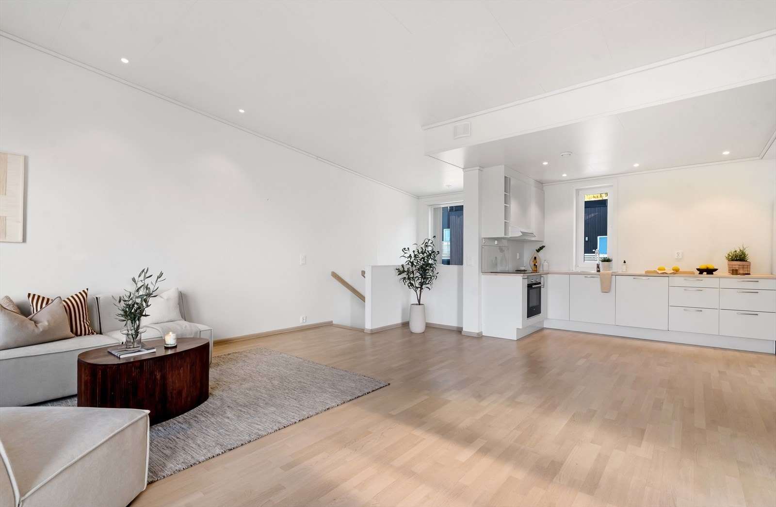 Stuen oppleves lys og luftig, med en praktisk og møbleringsvennlig planløsning. Galleribilde