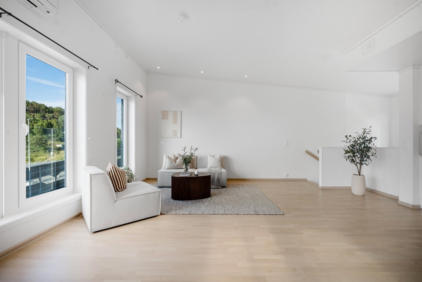 Stuen har pent parkettgulv og lysmalte vegger. Galleribilde