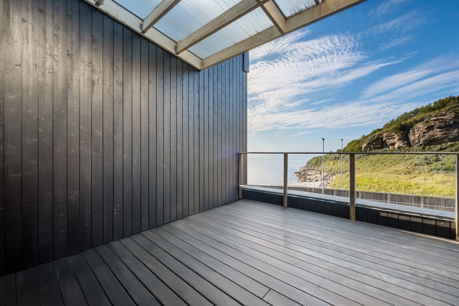 Fra stuen er det utgang til en altan på 14 kvm. Altanen er delvis overbygget og har god plass til utemøbler. Galleribilde