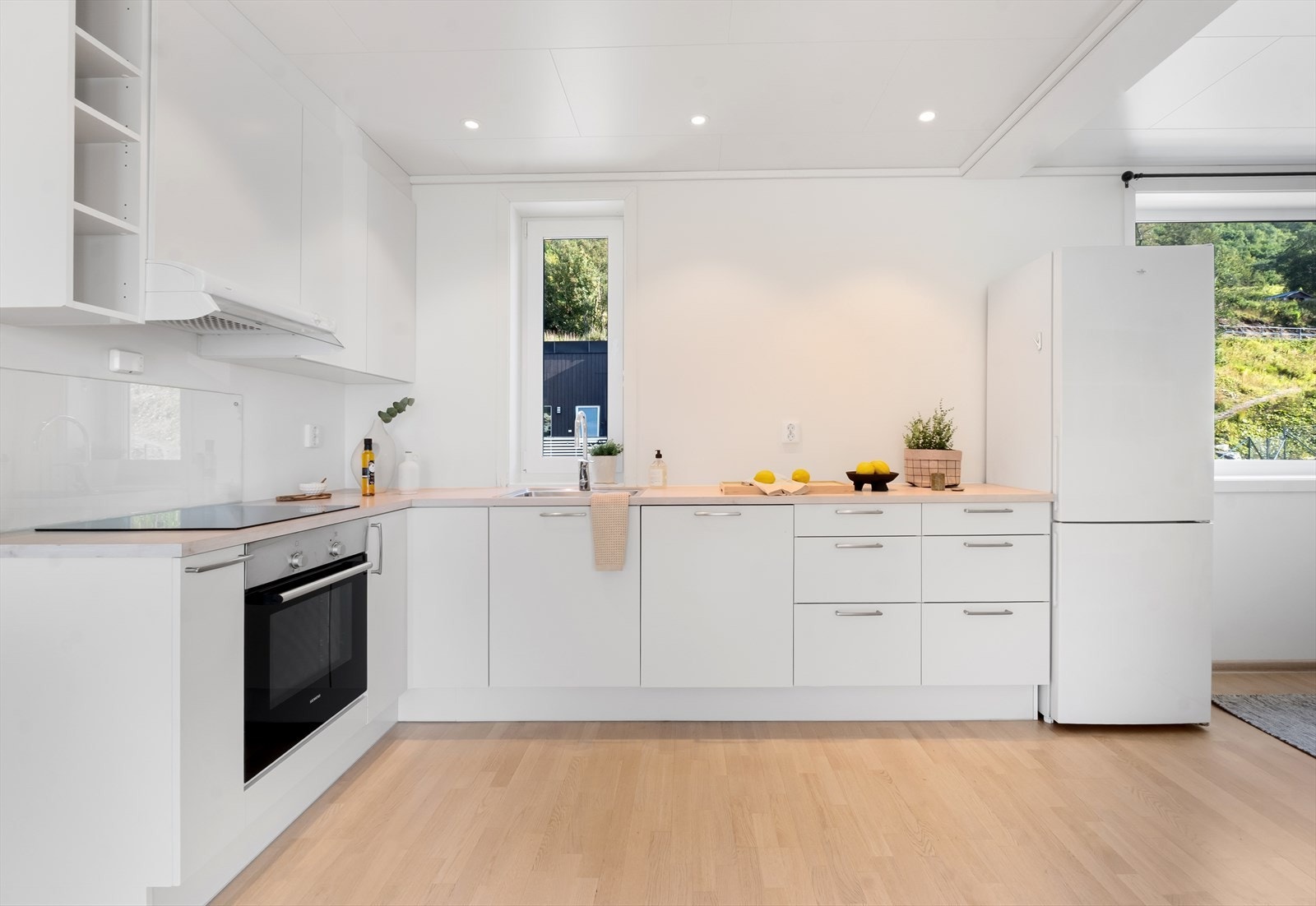 Det er utstyrt med oppvaskmaskin, komfyr, induksjonstopp, vannstoppsystem og komfyrvakt. Galleribilde