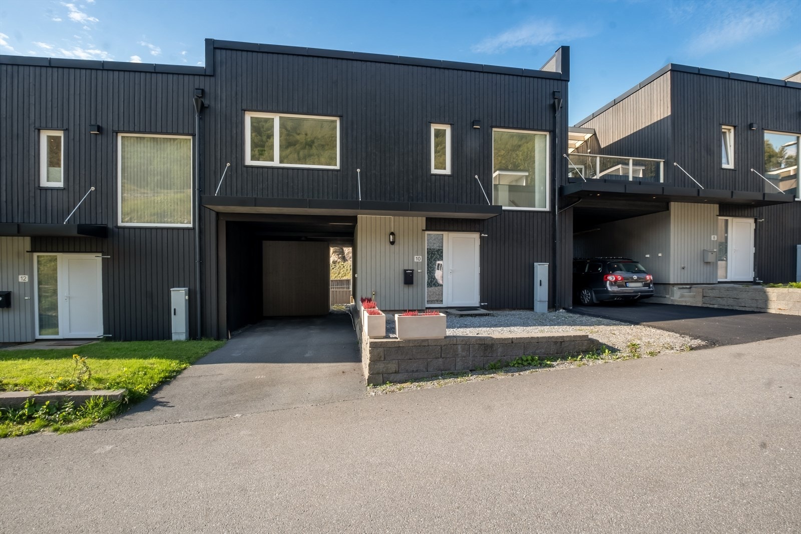 Parkering i carport. Galleribilde