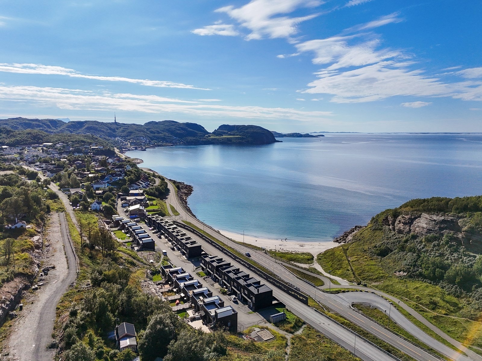 Boligen omgis av naturskjønne omgivelser med kort vei til hav, fjell og flotte turterreng, samtidig som du har enkel tilgang til alle fasilitetene Bodø sentrum tilbyr, kun en kort kjøretur unna. Galleribilde