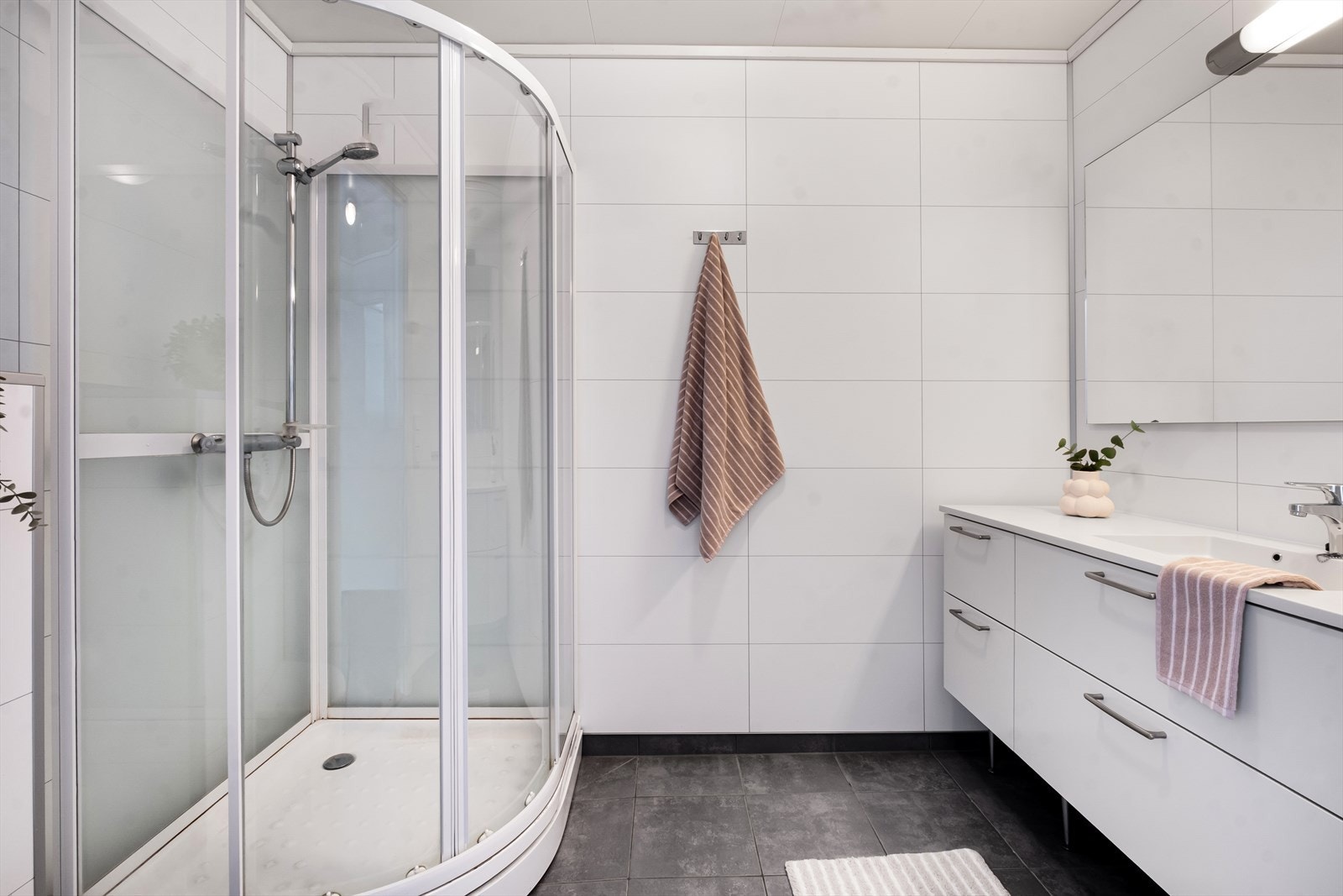 Pent bad med elektriske varmekabler. Galleribilde