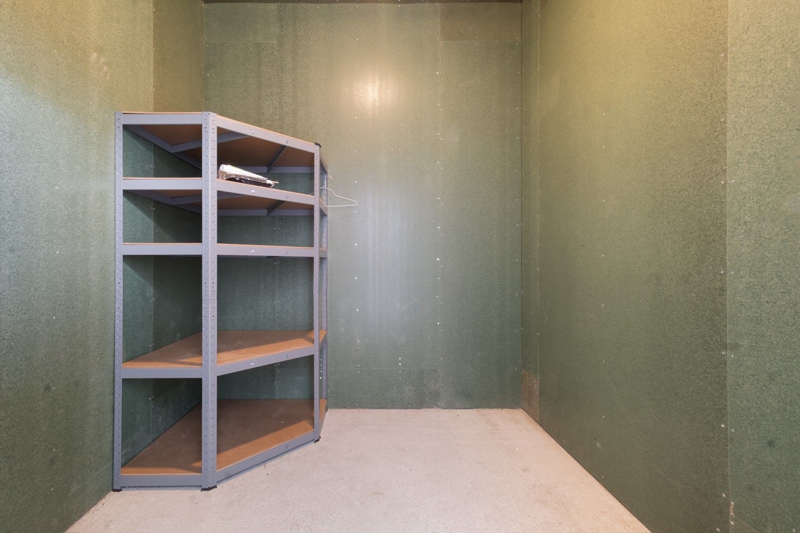 Boligen har en ekstern bod på ca. 5 kvm - praktisk for ekstra oppbevaring. Galleribilde