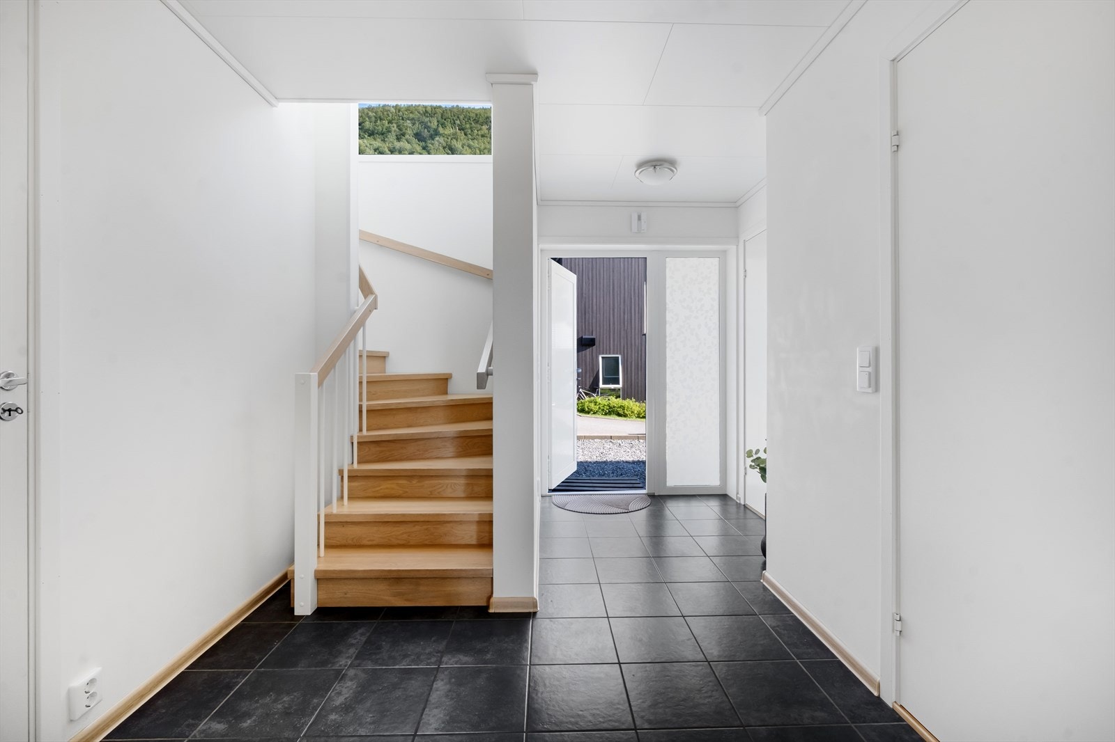 Du ønskes velkommen inn i en flislagt entré med plass til å henge fra seg yttertøy. Herfra ledes du naturlig videre til resten av boligen. Galleribilde