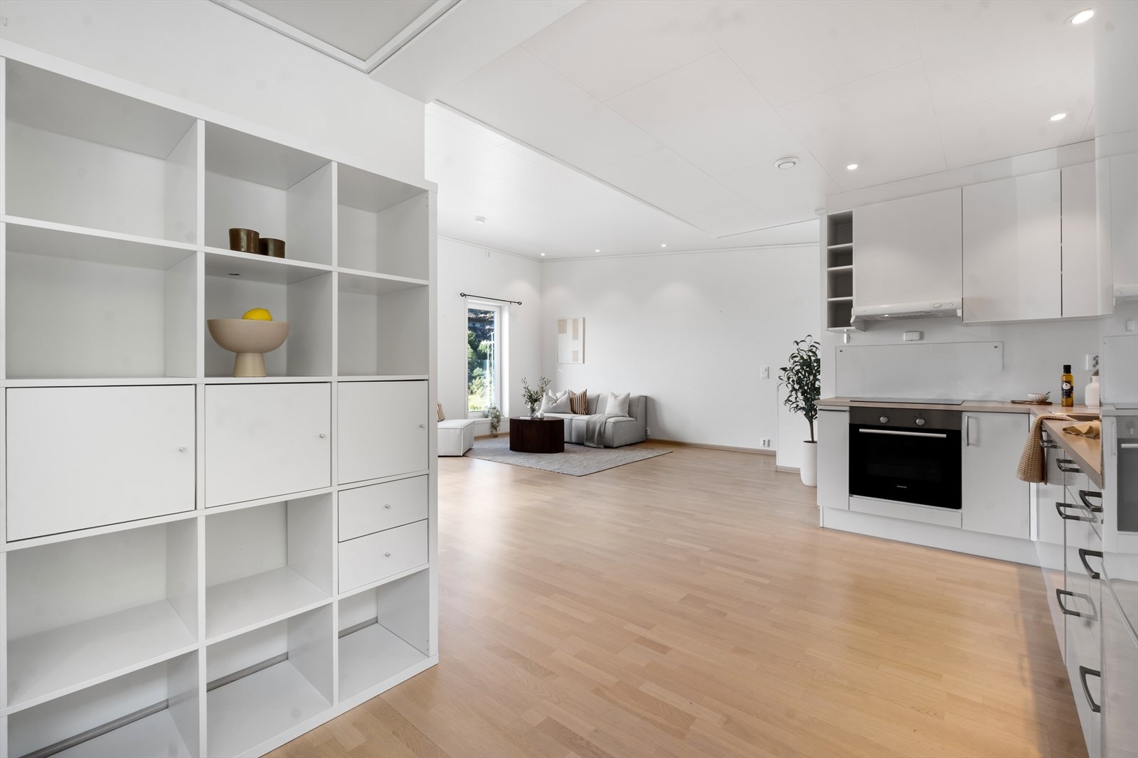 Kjøkkenet er stilrent med innredning i glatte fronter og benkeplate i laminat. Galleribilde