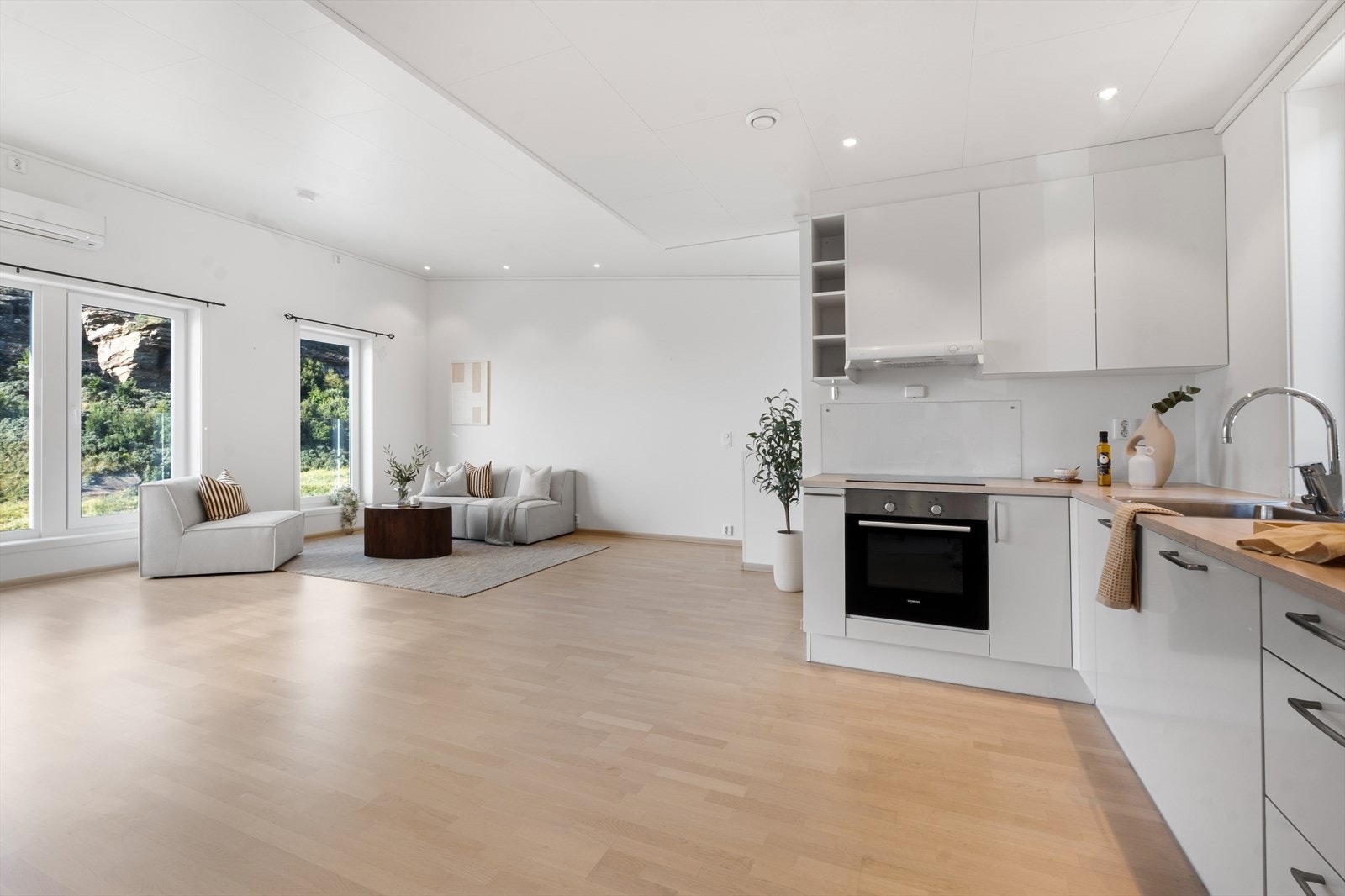 Stue og kjøkken er samlet i en åpen og sosial løsning. Galleribilde