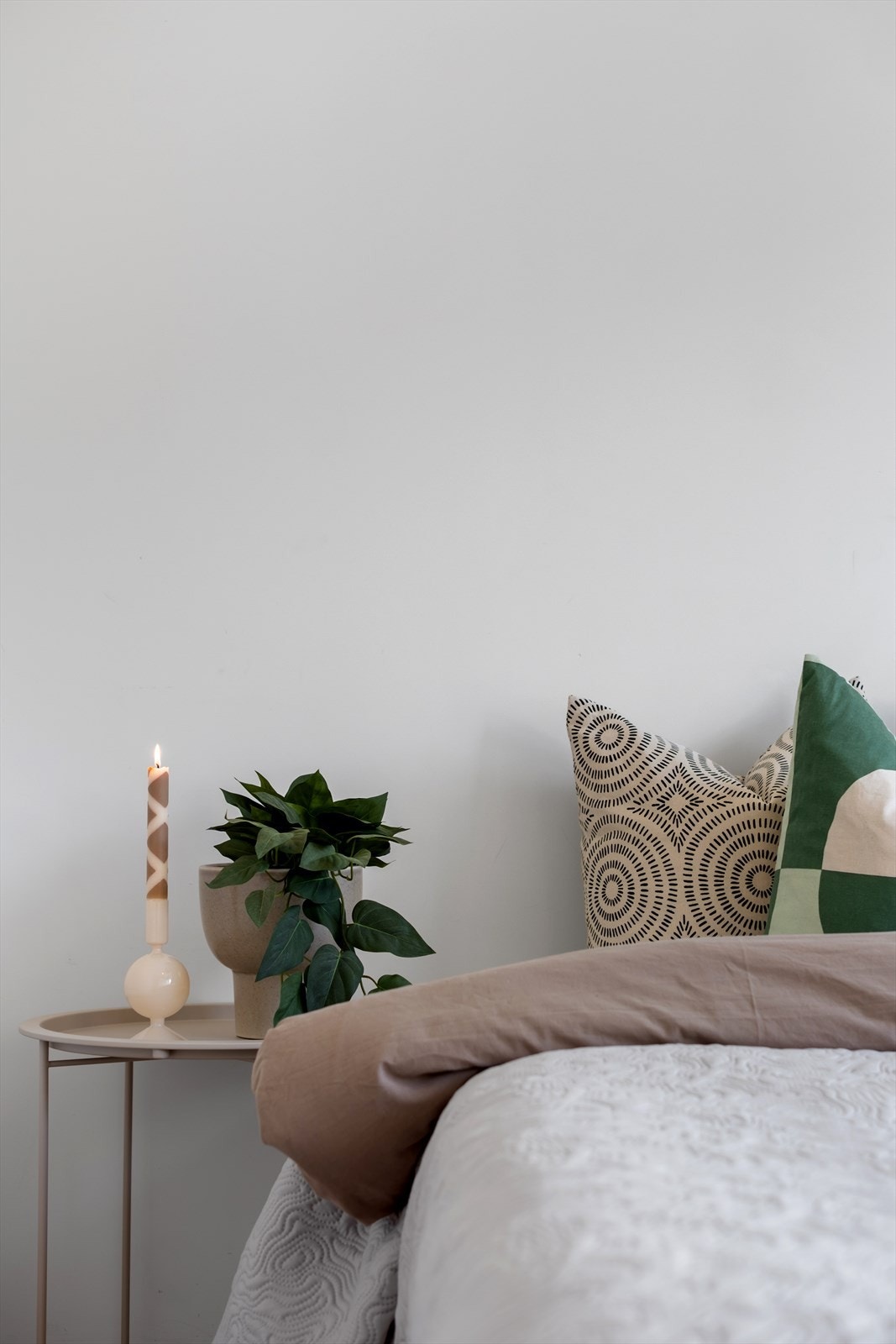 Hovedsoverommet er romslig med plass til dobbeltseng og nattbord på begge sider. Galleribilde