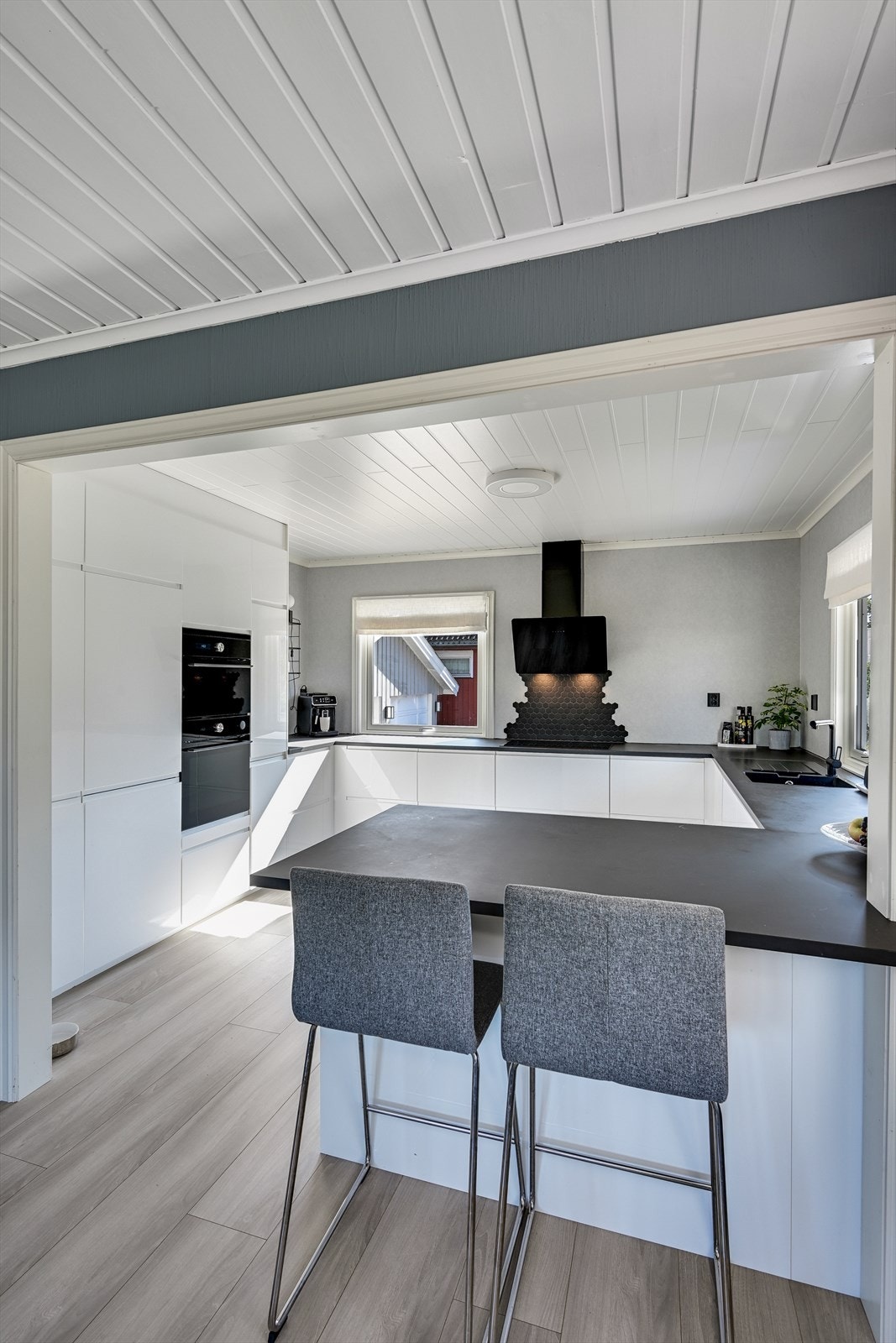 Kjøkken har gode lys- og arbeidsforhold Galleribilde