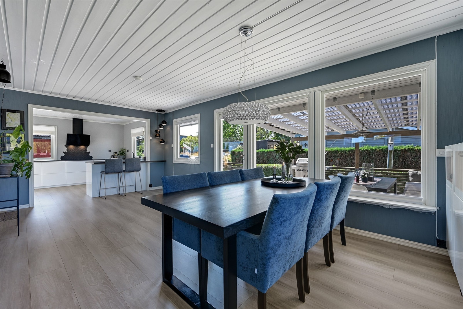 Stue med åpen løsning til kjøkken, samt utgang til terrasse Galleribilde