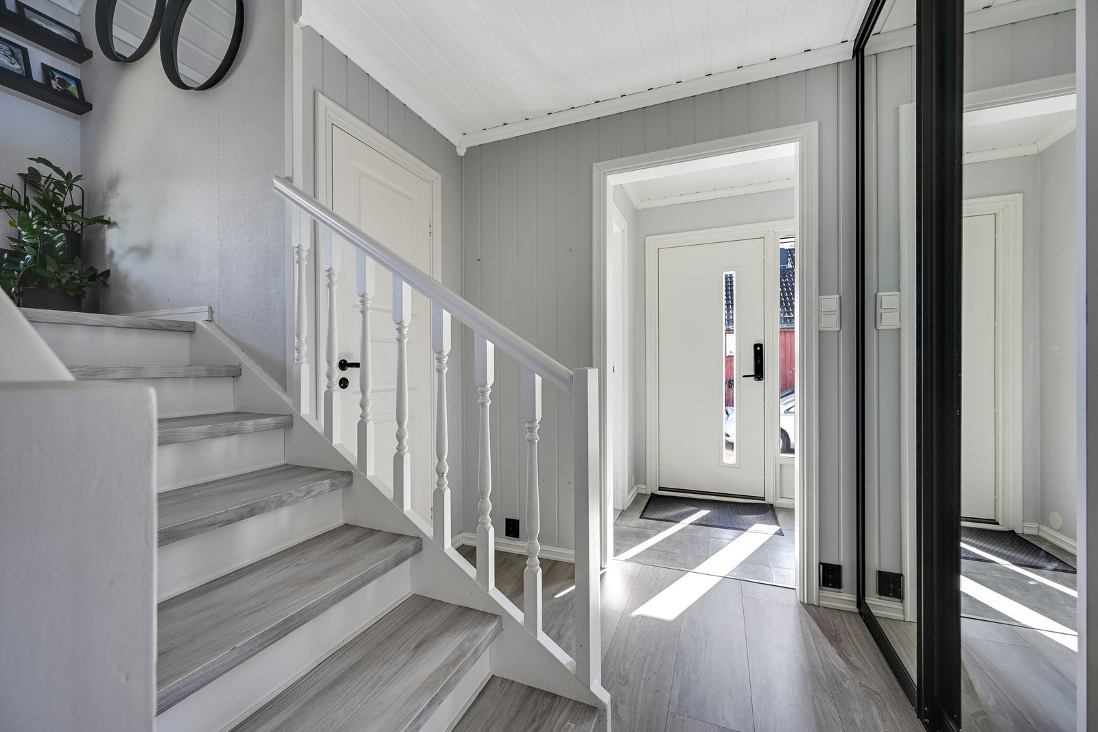 Trappegang med skyvedørsgarderober Galleribilde