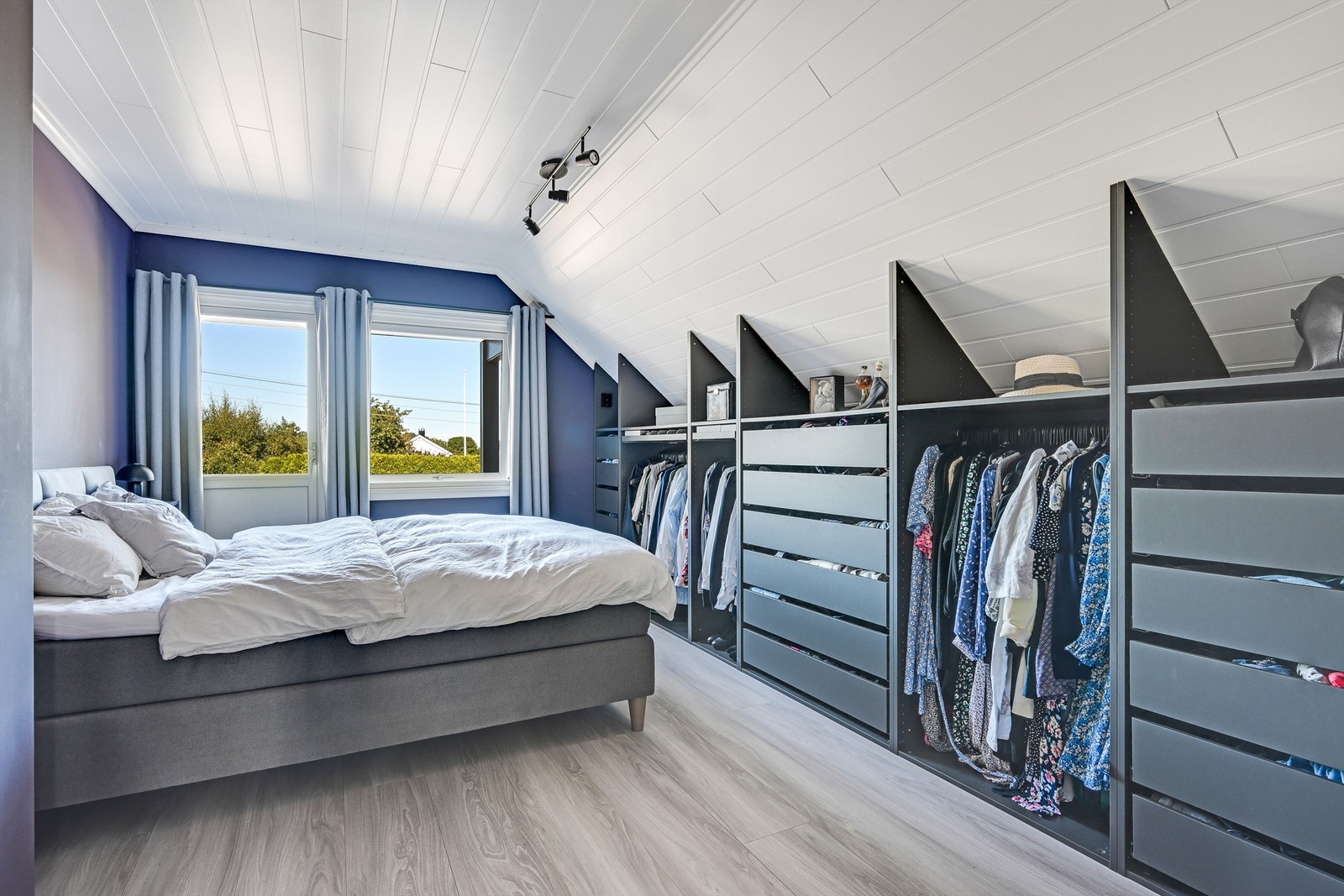 Hovedsoverom med utgang til balkong. Supert garderobesystem! Galleribilde