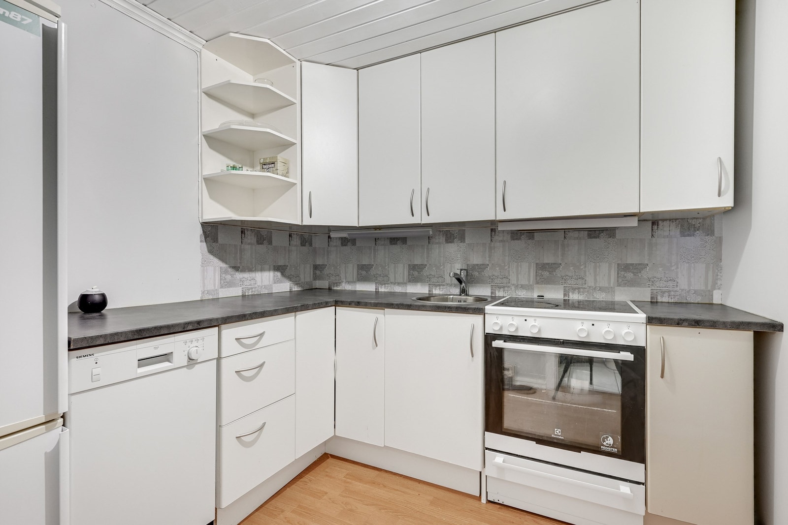 Kjøkken i kjeller med hvitevarer Galleribilde