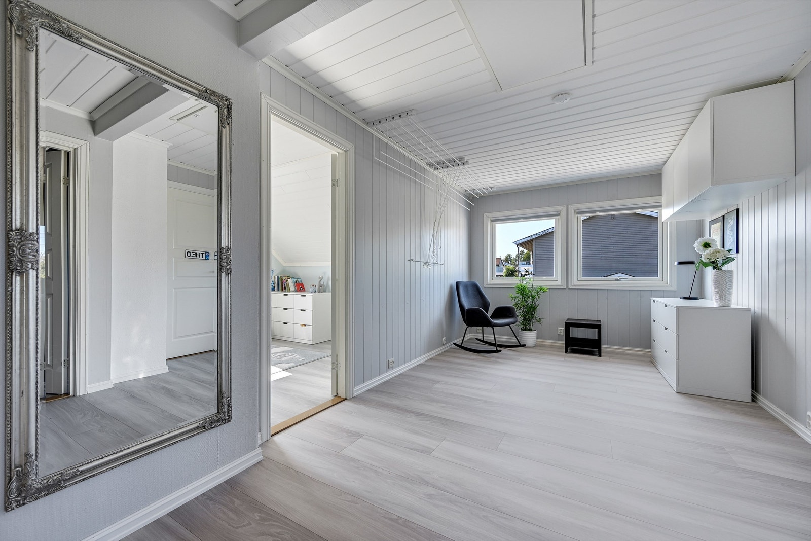 Loftstuen har Villetrapp til loft Galleribilde