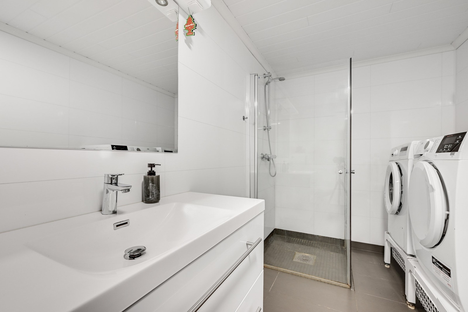 Bad i kjeller har plass til vaskemaskin og tørketrommel Galleribilde