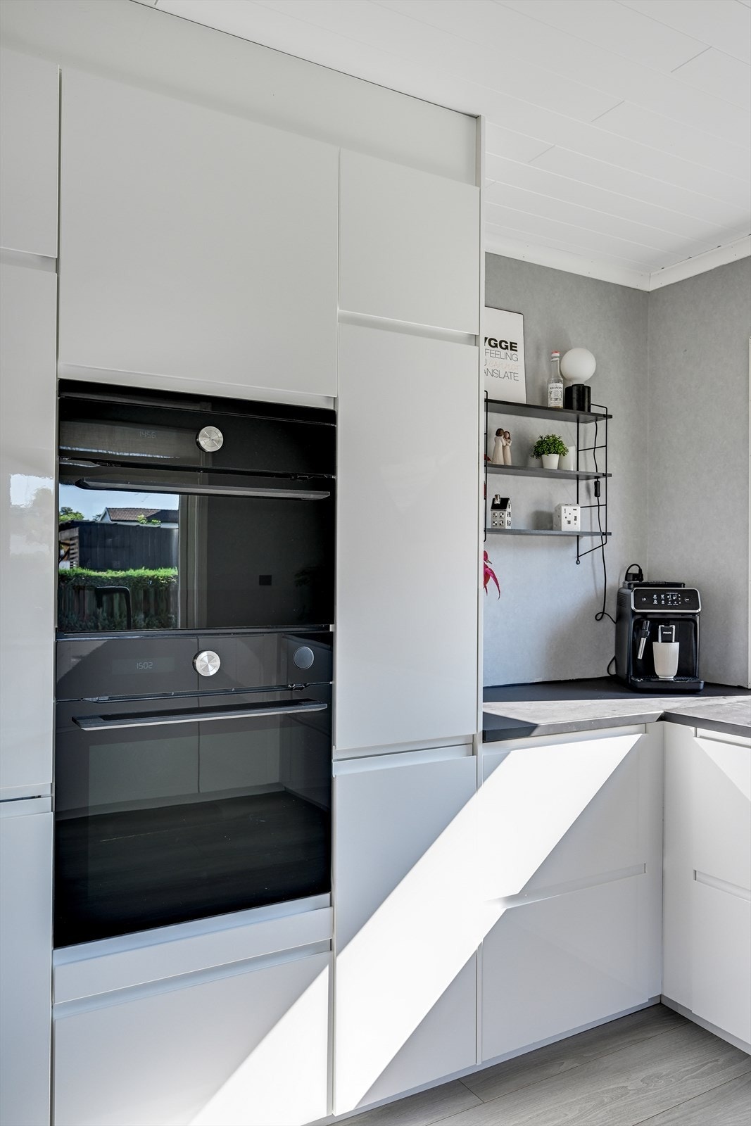 Veggheng komfyr og micro Galleribilde