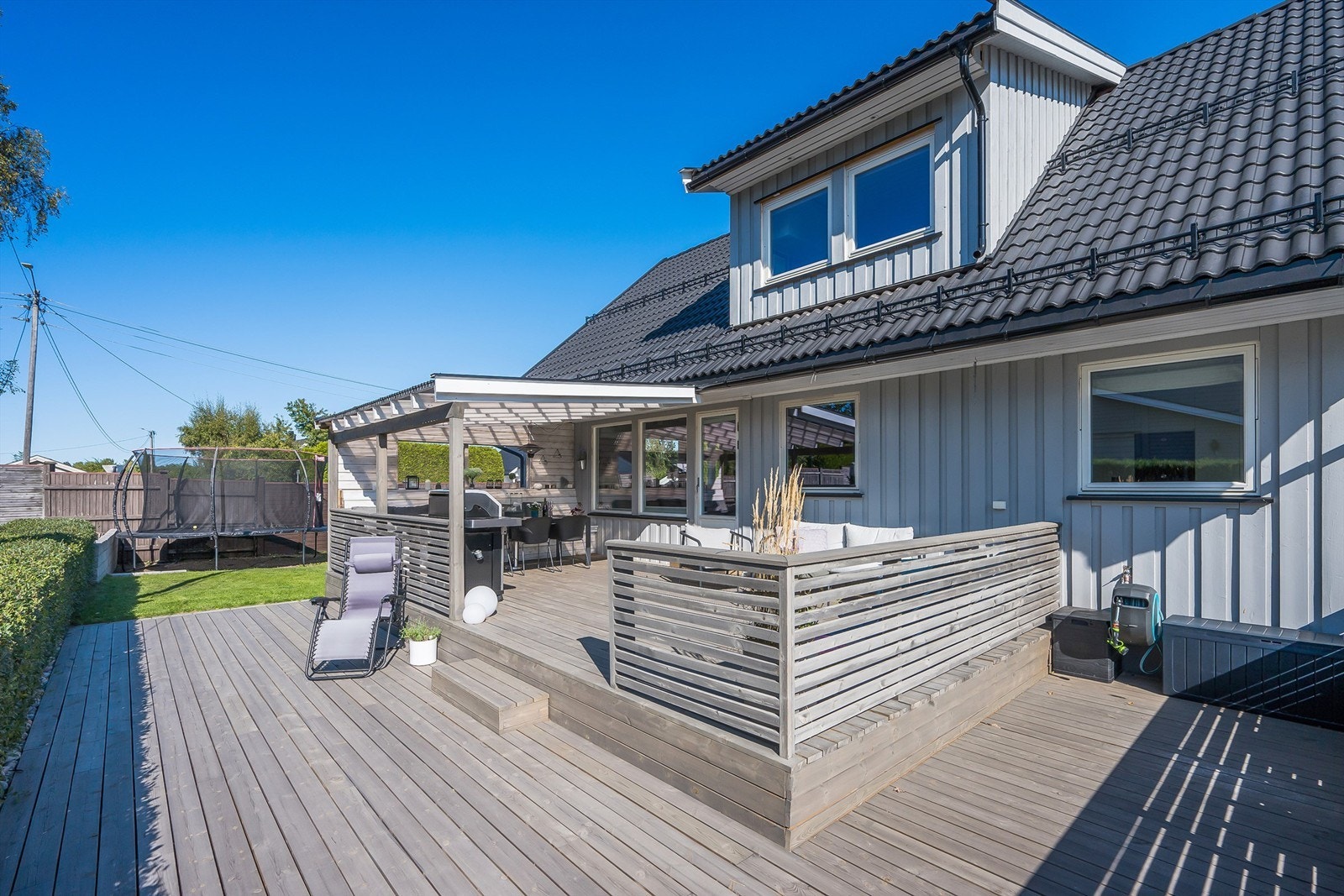 Fasade/terrasse mot vest. Lettstelte uteområder. Galleribilde