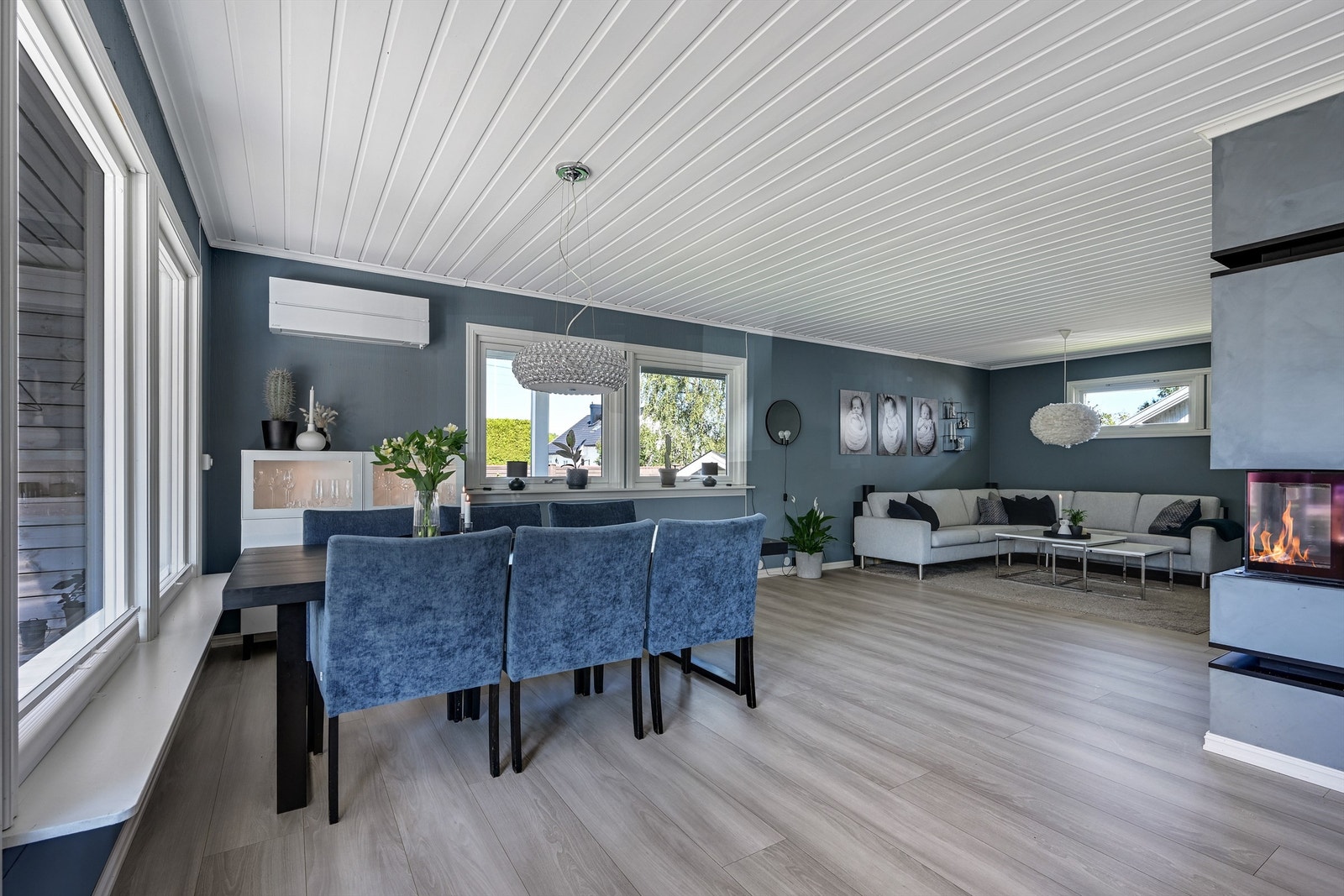 Stuen har ny og lekker Nor peis Galleribilde