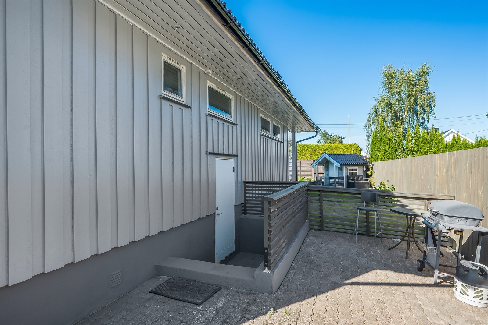 Egen inngang til kjeller, samt uteplass Galleribilde