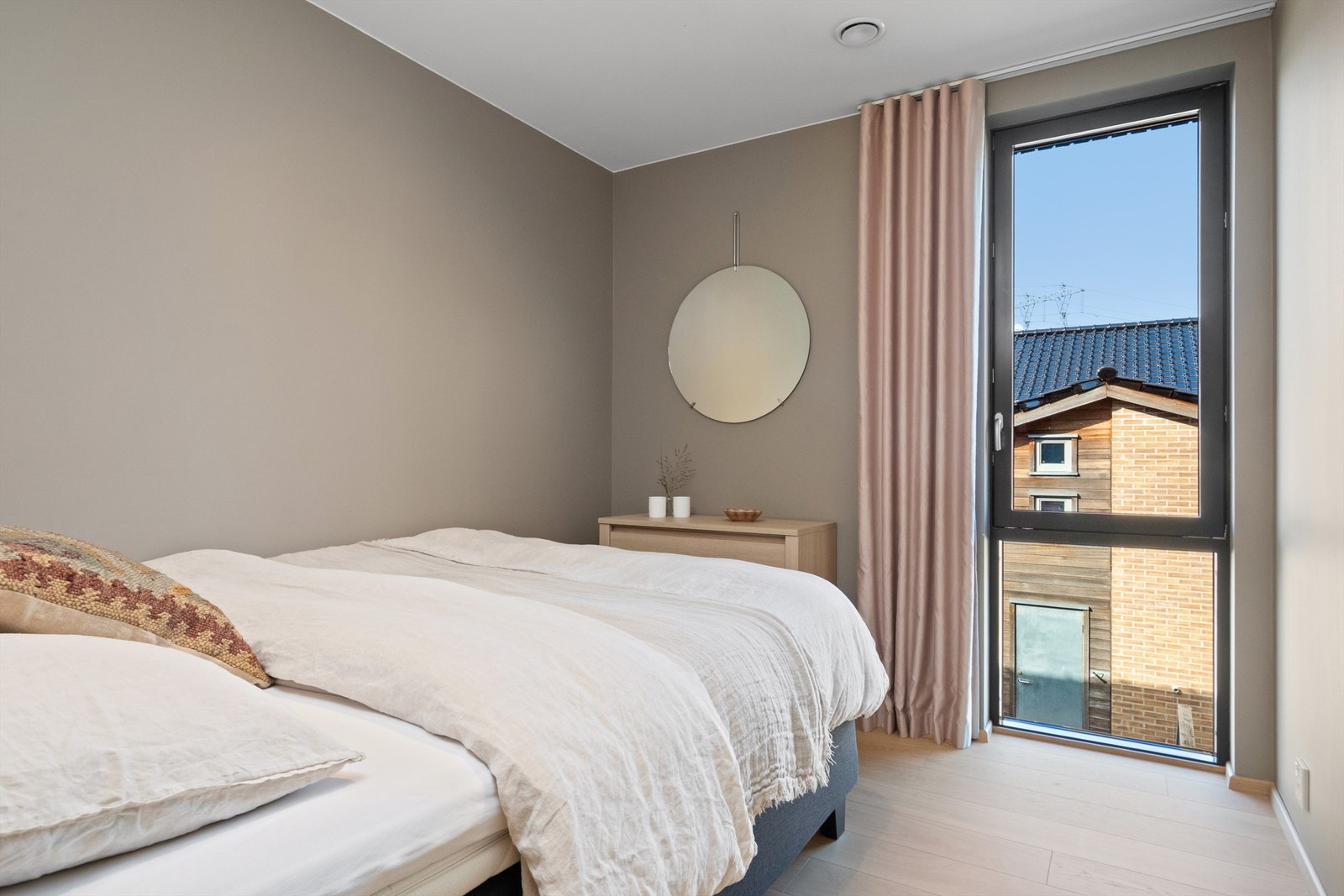 Soverom (4) malt i en lun og moderne farge. Galleribilde