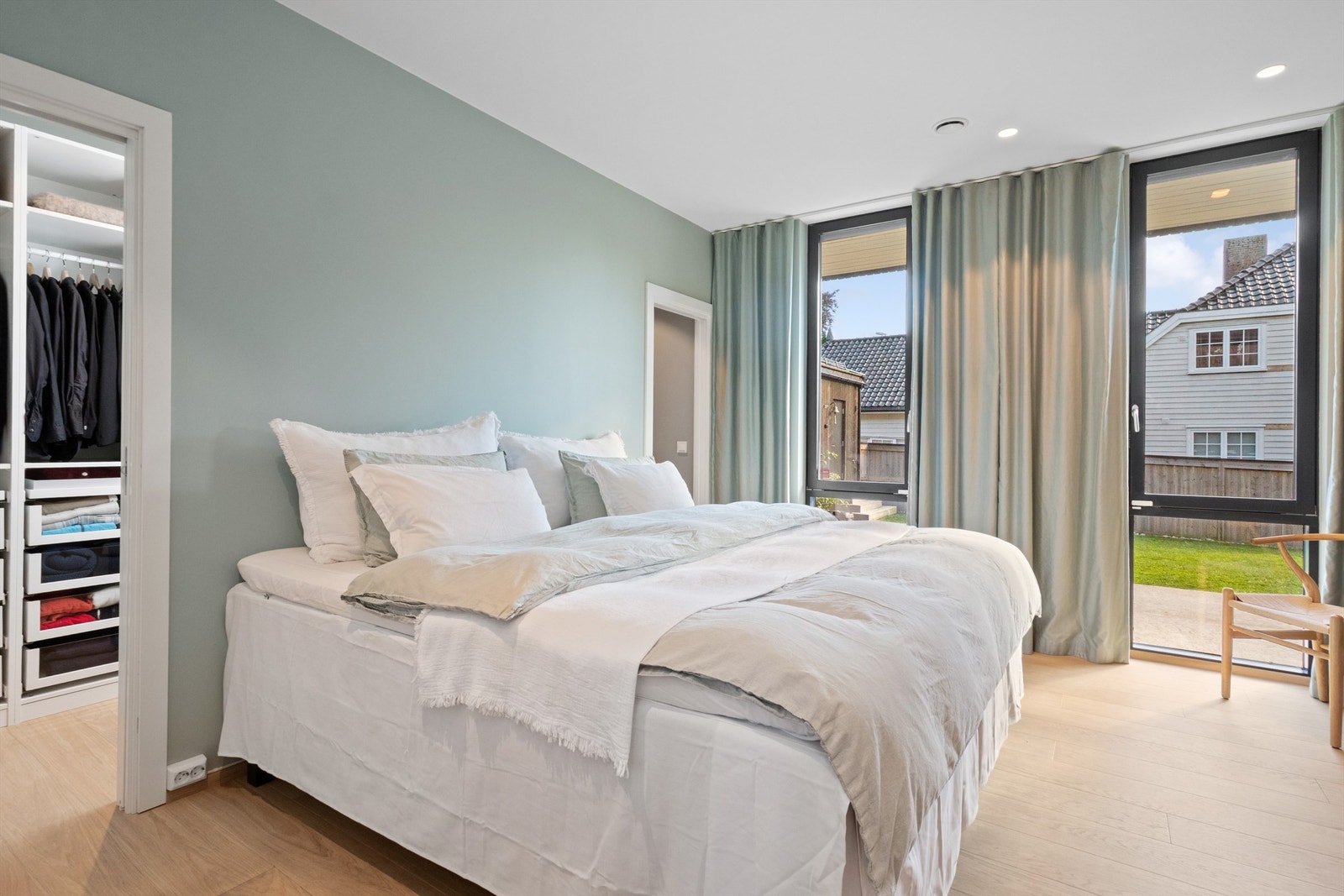 Soverommet (1) er av god størrelse med god plass til dobbeltseng og tilhørende møblement. Det er to walk-in garderober. Galleribilde