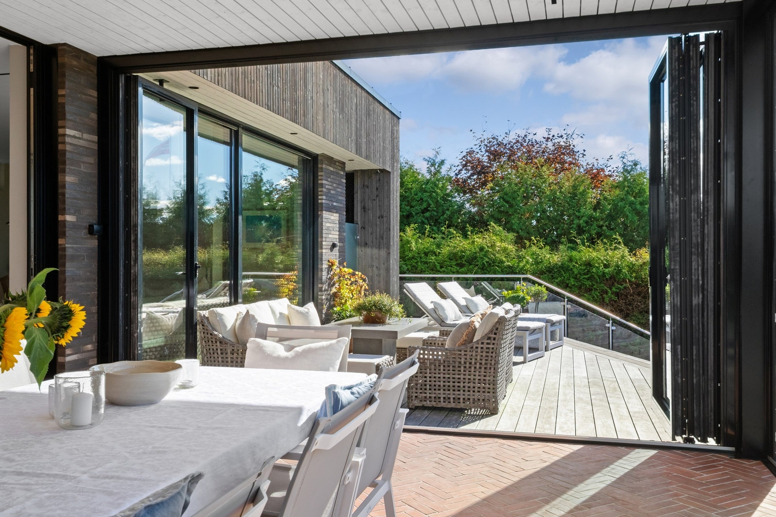 Videre ut på terrassen er det god plass til hagemøblement, det er også en praktisk utedusj! Galleribilde