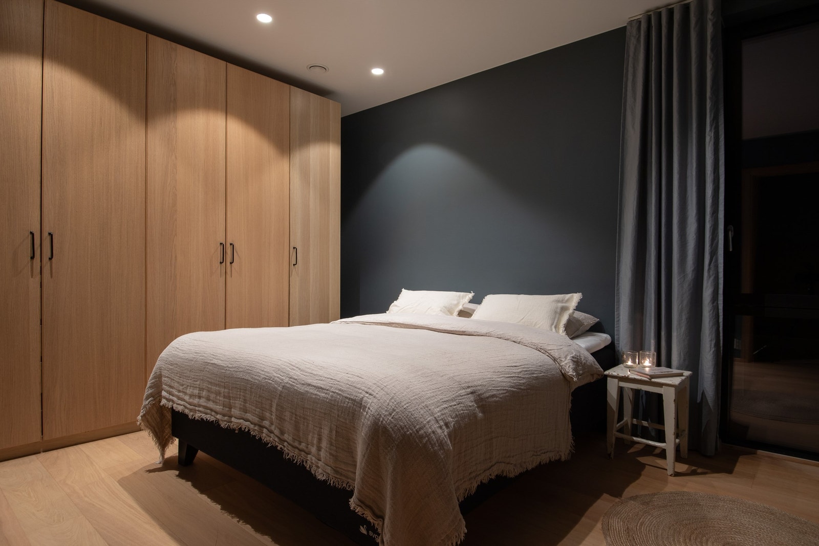 Soverom 6 er malt i en lun farge, innredet med delikate garderobeskap. Galleribilde