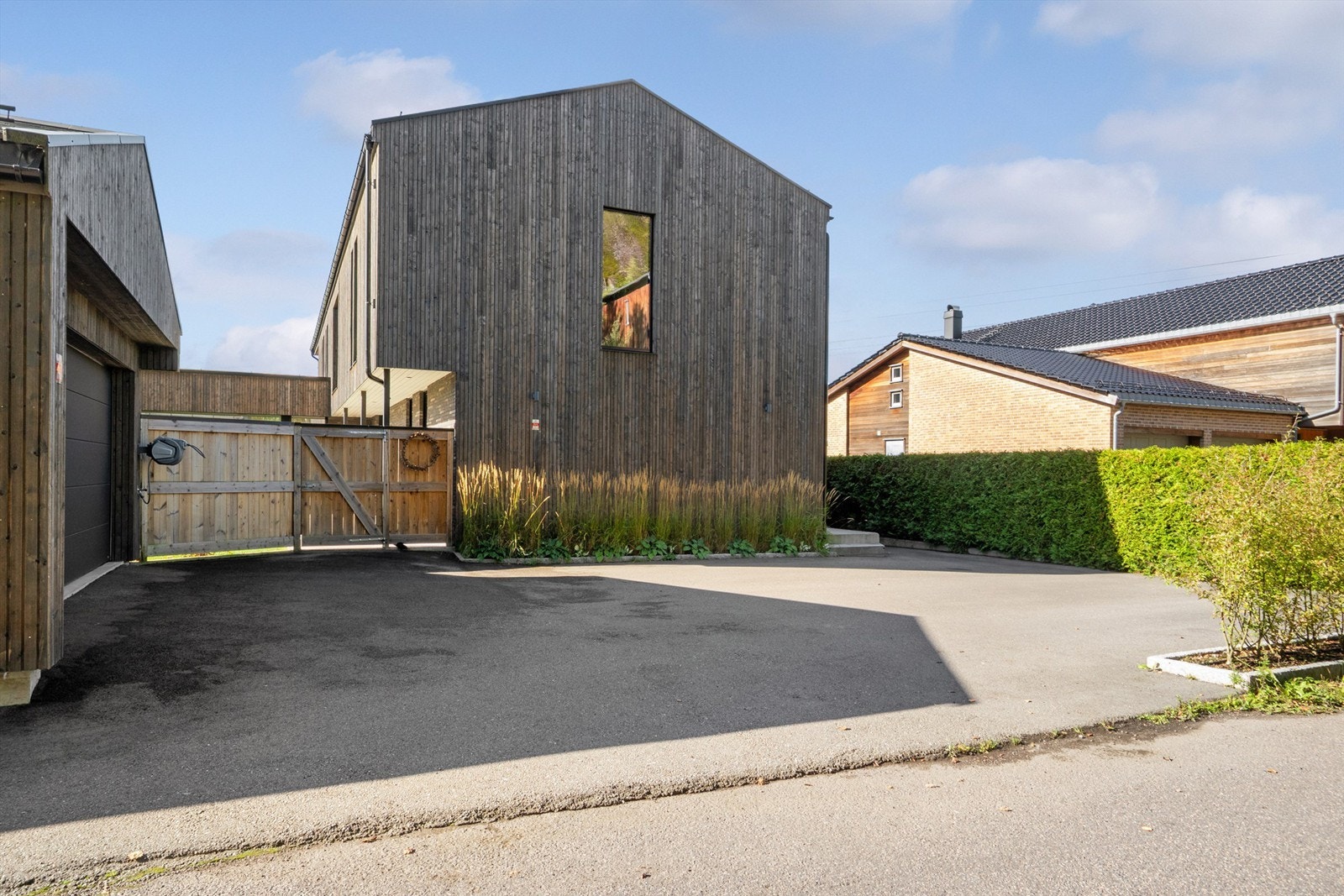 Gode parkeringsmuligheter på egen tomt. Galleribilde