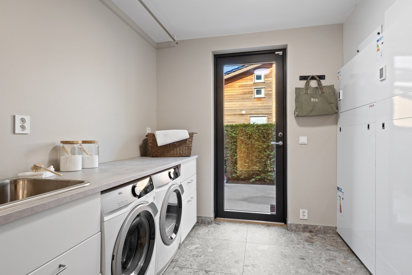 Vaskerommet inneholder arbeidsbenk med vask og opplegg for vaskemaskin og plass til tørketrommel. Rommet fungerer også som et teknisk rom med opplegg til vannbåren varme, balansert ventilasjon og sikringsskap. Galleribilde