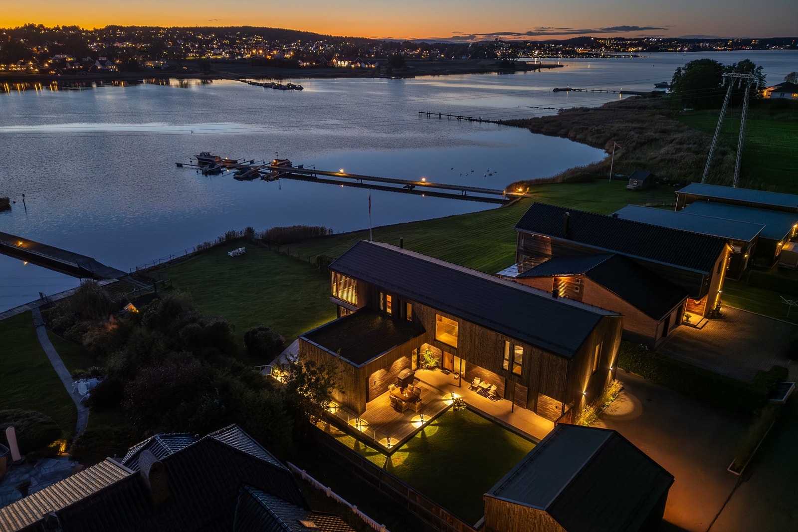 Eksklusiv enebolig oppført i 2021 med høy kvalitet og fantastisk beliggenhet i første rekke mot sjøen - Vestvendt med gode solforhold, flere flotte uteplasser og dobbel garasje. Galleribilde