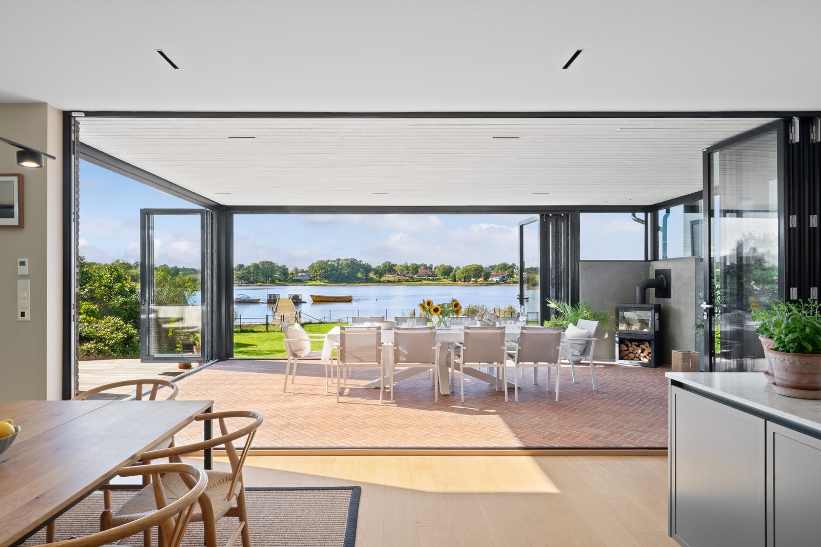 Boligen går over 2 plan og har en svært sømløs og elegant utforming. Galleribilde