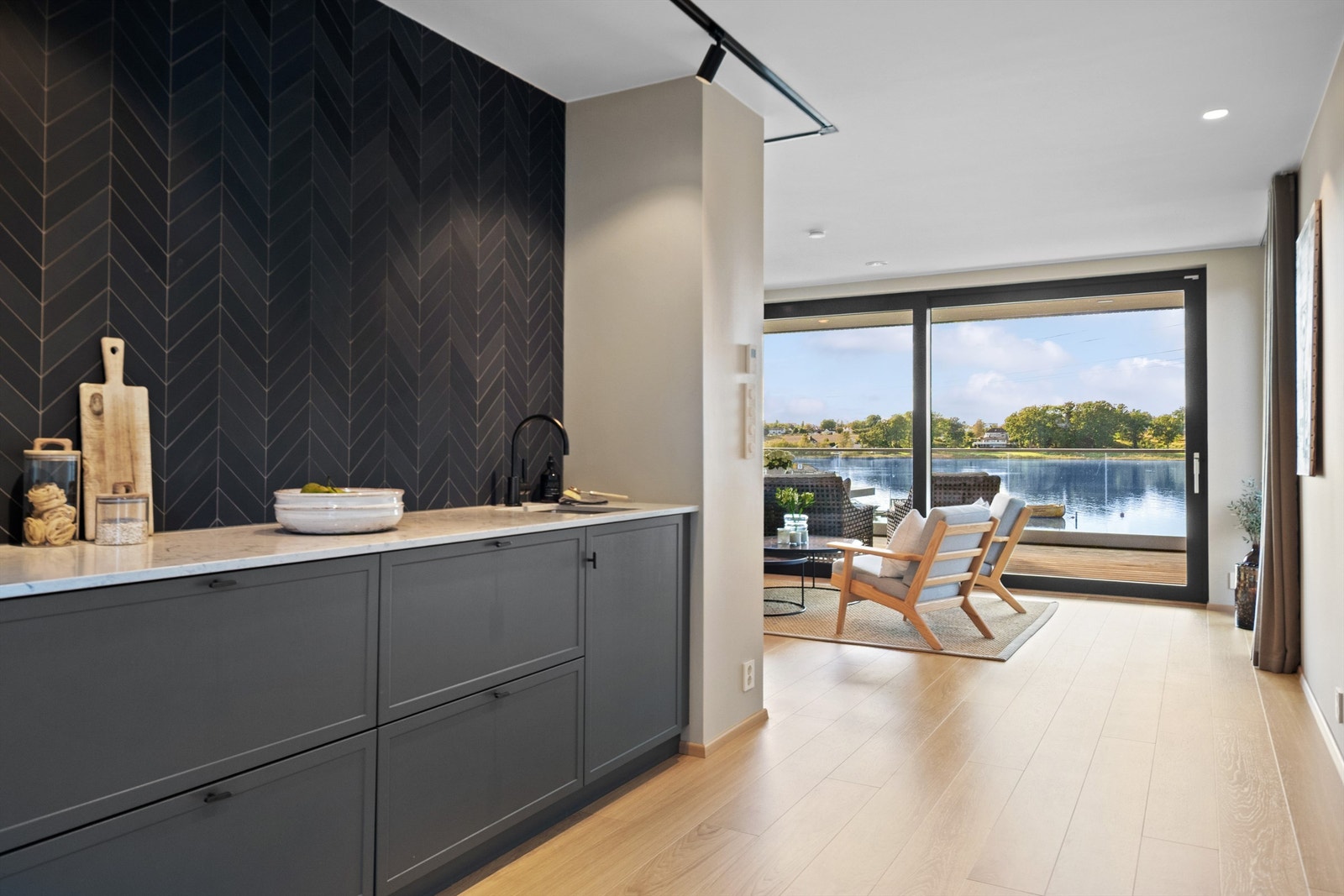 Etasjen har egen kjøkkenkrok i samme fabrikant/standard som kjøkkenet i 1. egt, innredet med benkeplate m/vask og to integrerte kjøleskuffer. Galleribilde