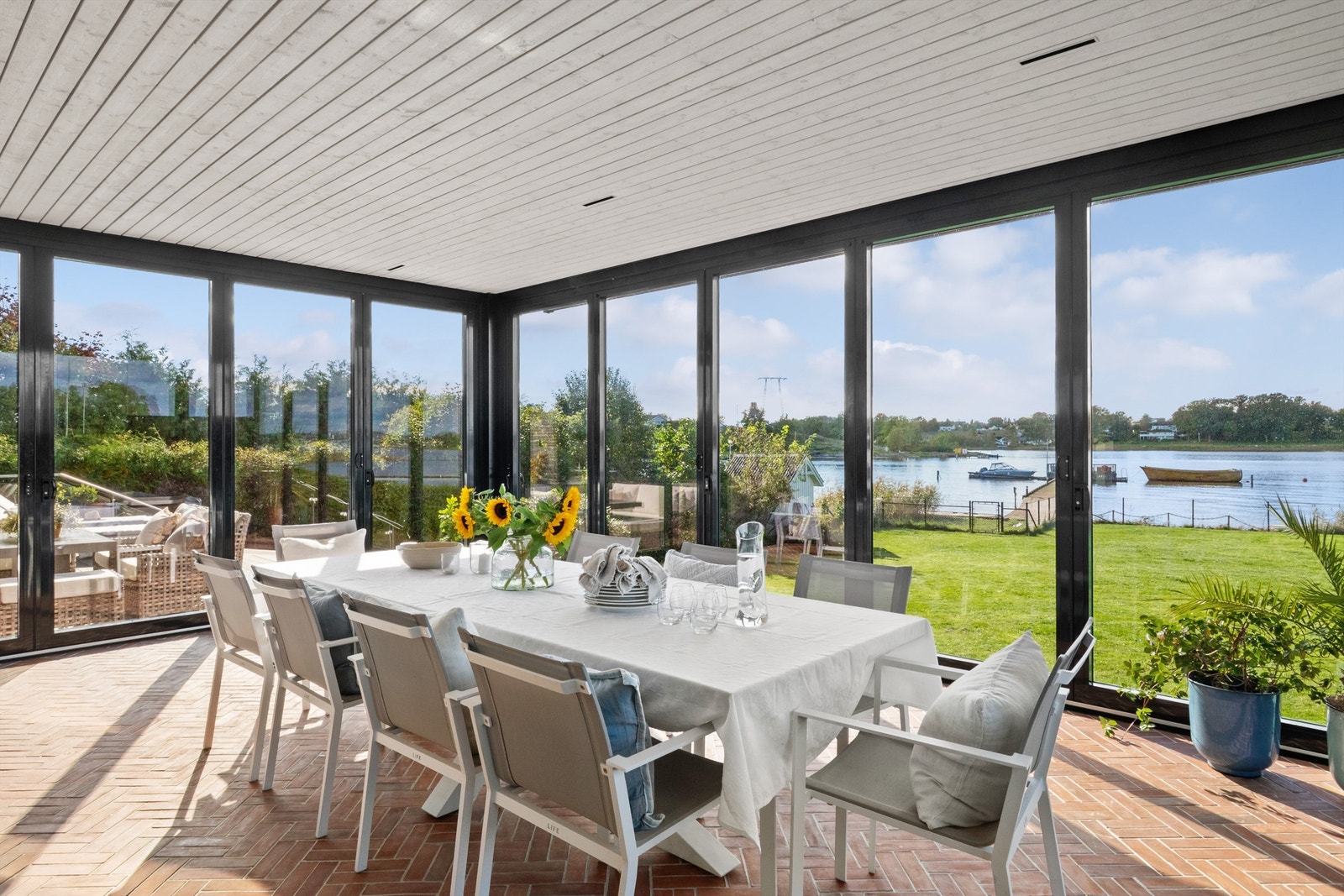 En herlig utestue med mye lys og utsikt. Galleribilde