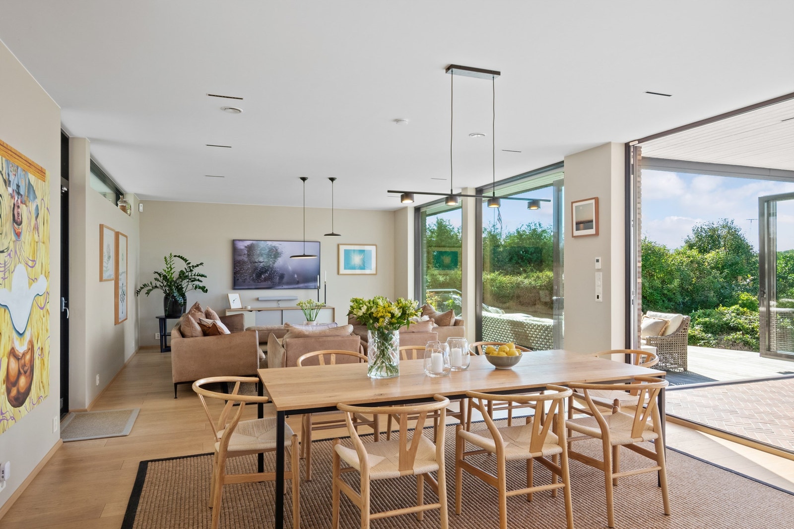 Stuen er svært lys og innbydende med store vindusflater ut mot hagen og sjøen. Galleribilde