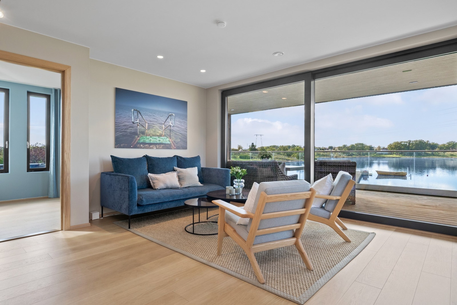 Romslig stue - det er vinduer på hele veggen mot vest, her får du sjøutsikten rett inn! Galleribilde