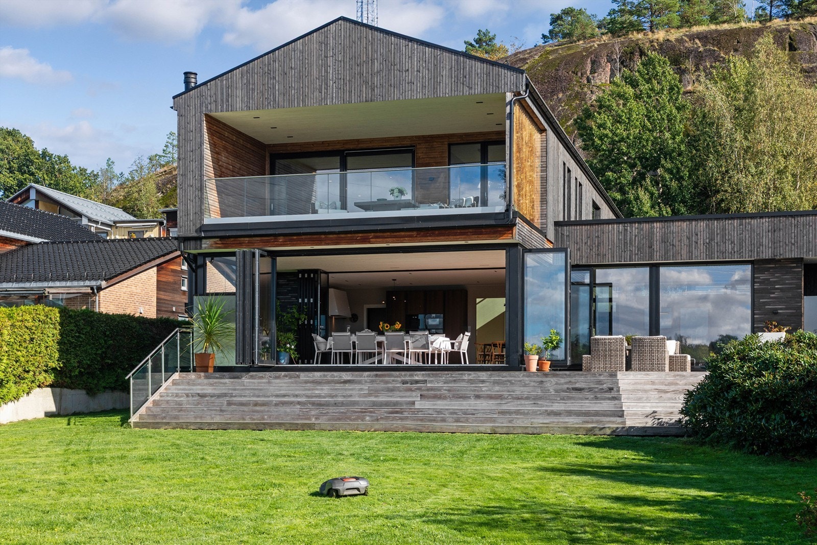 Stor terrasse og flotte uteområder. Foto: Kristian Bollæren v/Fotofinish Galleribilde